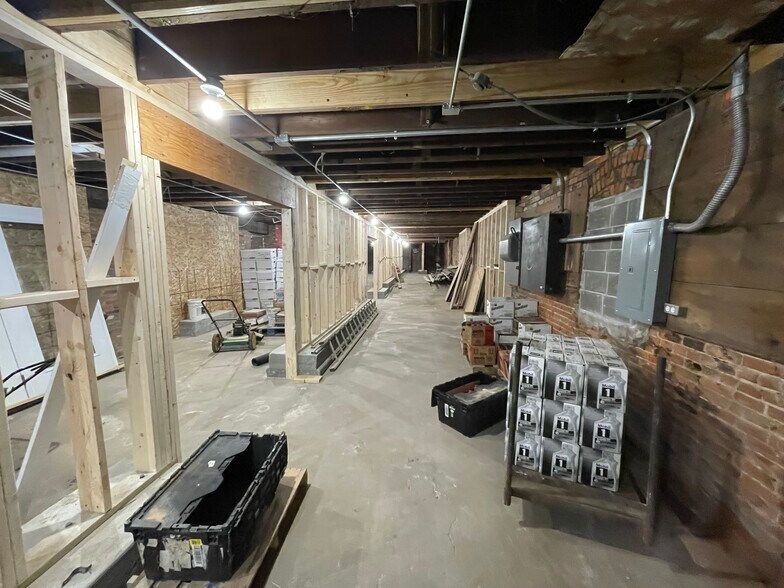 More Photos Of 123 N Main St, Maryville Storefront Retail Residential For Lease