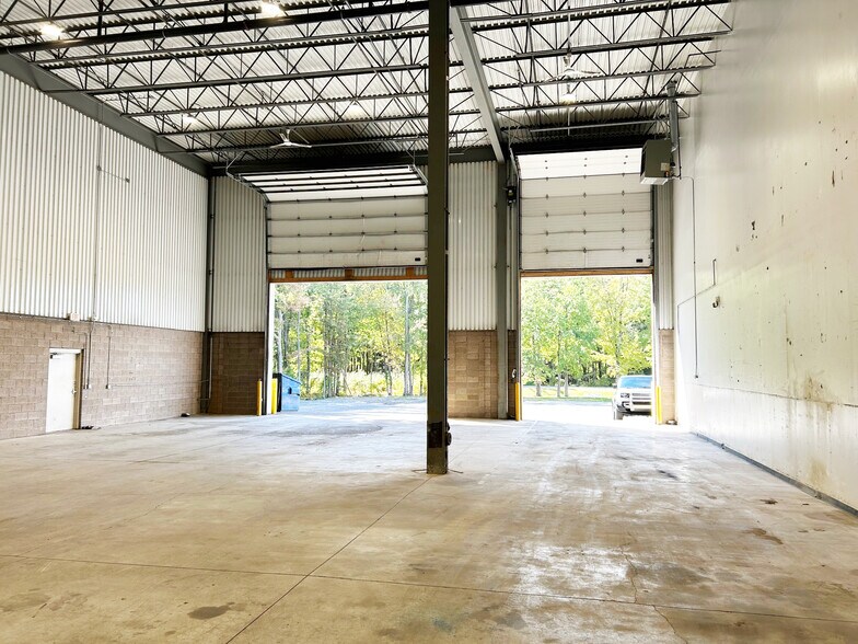 More Photos Of 30B Post Rd, Colonie Warehouse For Lease