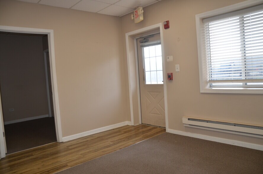 More Photos Of 181 Wolf St, Yorkville Warehouse For Sale