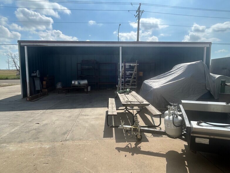 More Photos Of 1954 10 Av NW, Medicine Hat Warehouse For Sale