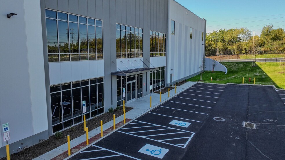 More Photos Of 3060 S 61st St, Philadelphia Distribution For Lease