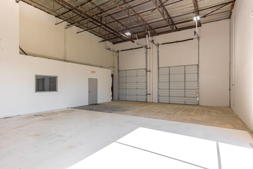 More Photos Of 2154 W Northwest Hwy, Dallas Unknown For Lease