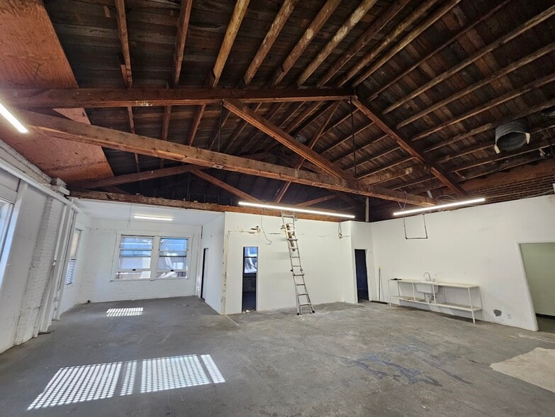 More Photos Of 3326 S Main St, Los Angeles Warehouse For Lease