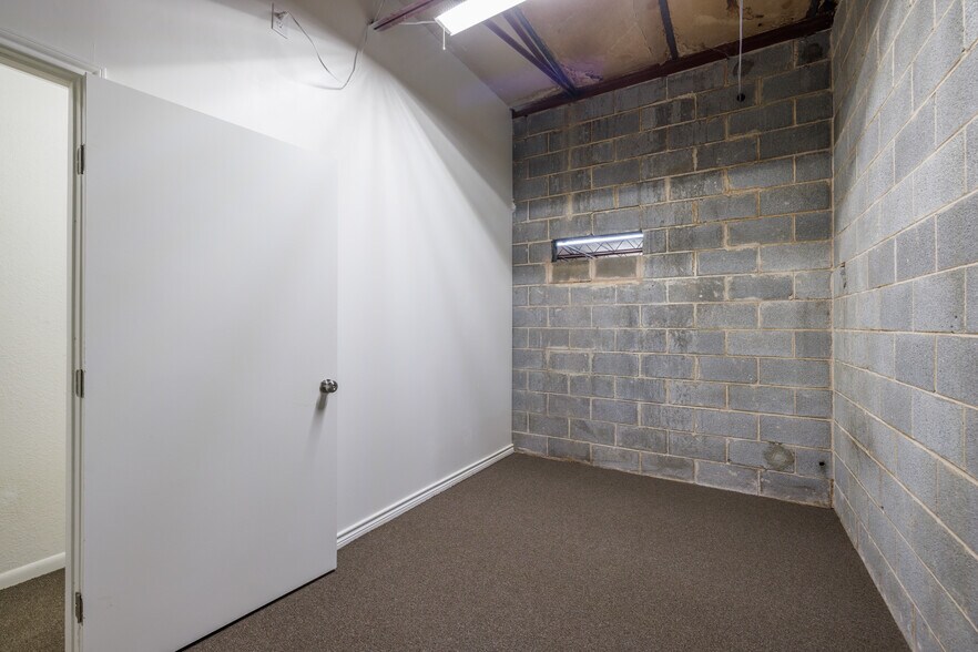 More Photos Of 623-627 Pine St, Abilene Storefront For Sale