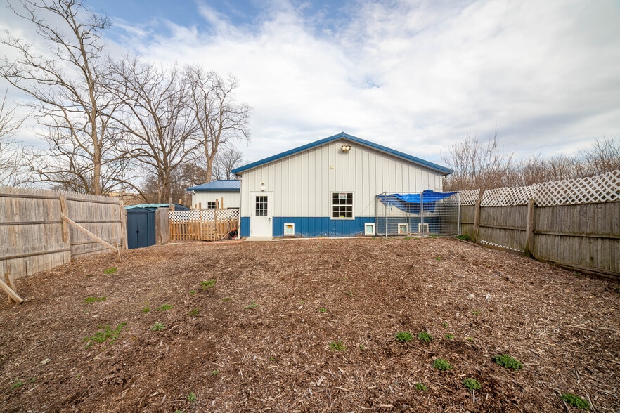 More Photos Of 102 Grove St, Chicopee Veterinarian Kennel For Sale