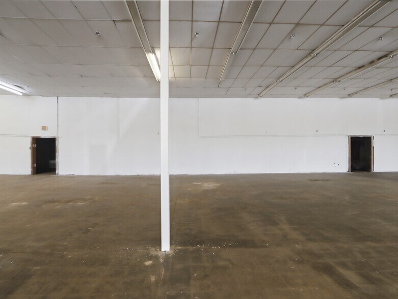 More Photos Of 5340-5346 W Glendale Ave, Glendale Freestanding For Lease