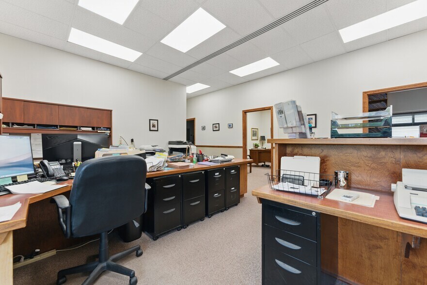 More Photos Of 119 Winsor St, Ludlow Office For Sale