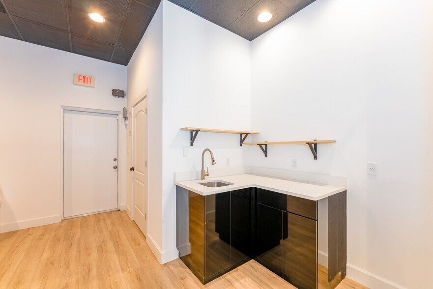 More Photos Of 2139-2141 Siesta Dr, Sarasota Storefront For Lease