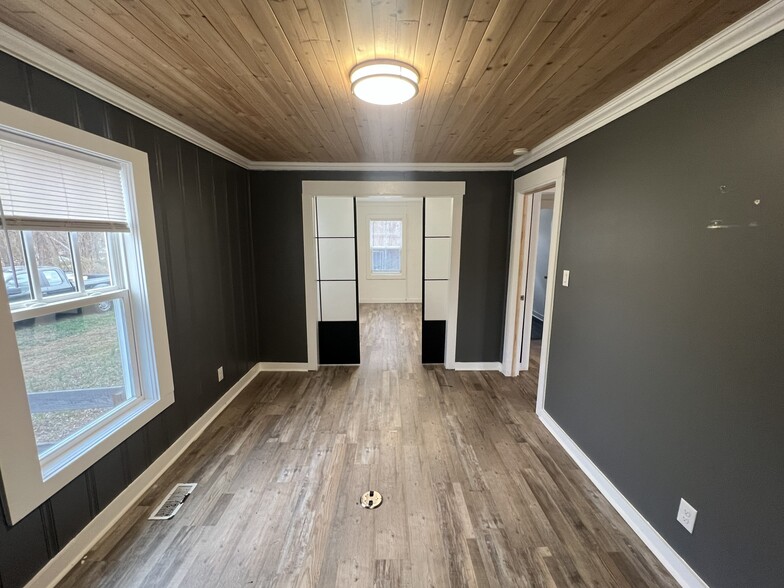 More Photos Of 7105 Highway 92, Woodstock Office For Sale
