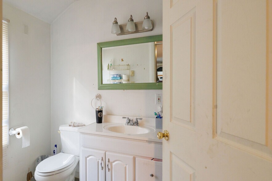 More Photos Of 139 S Main St, Sheffield Freestanding For Sale