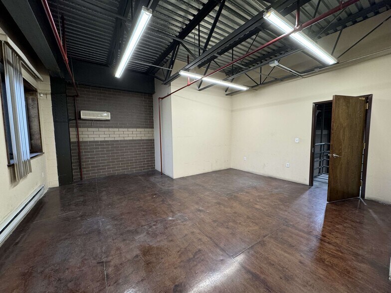 More Photos Of Queens, Maspeth Warehouse For Lease