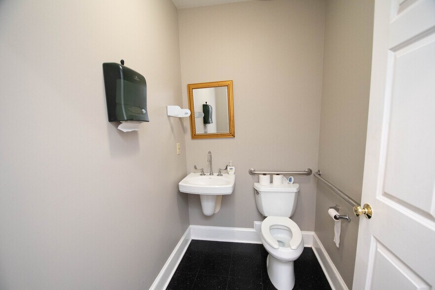 More Photos Of 385 Hawthorne Ln, Athens Medical For Lease