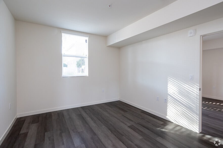 More Photos Of 10555 Bloomfield St, Toluca Lake Apartments For Sale