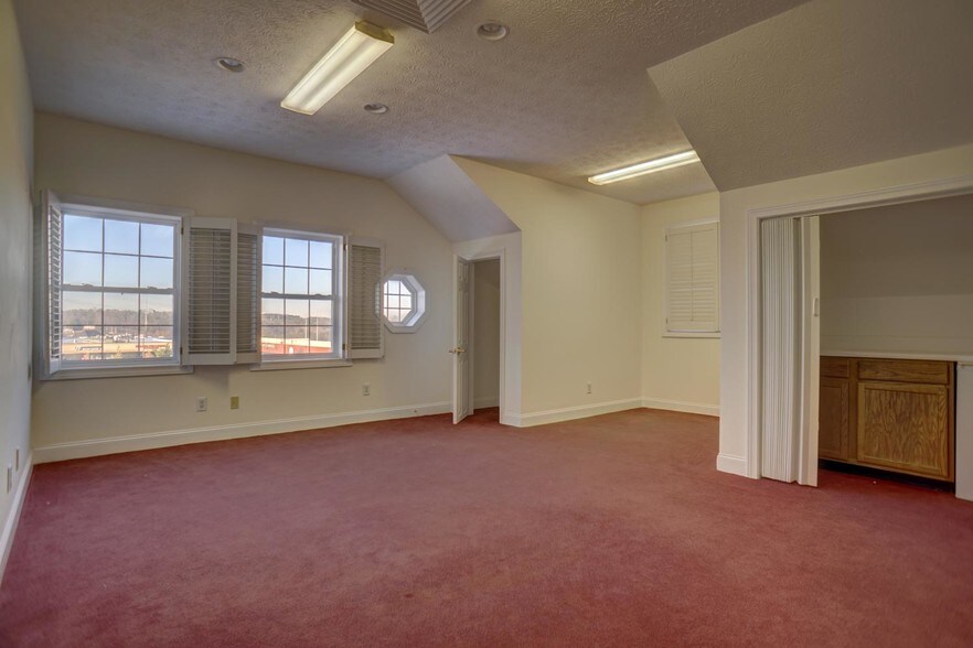 More Photos Of 100 Colony Park Dr, Cumming Bank For Lease
