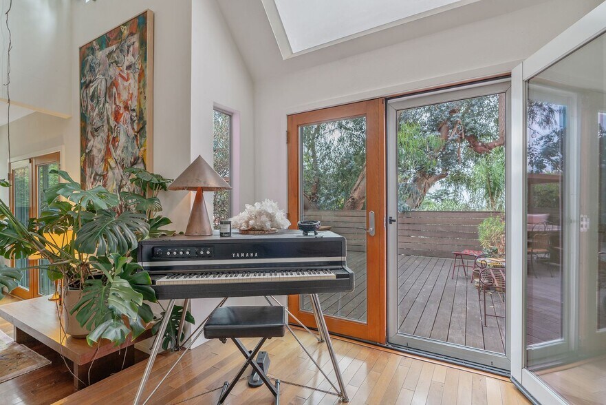 More Photos Of 1964 Vestal Ave, Los Angeles Office Residential For Sale