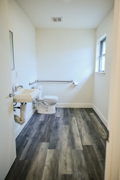 More Photos Of 11802 N IH-35, Austin Office For Sale