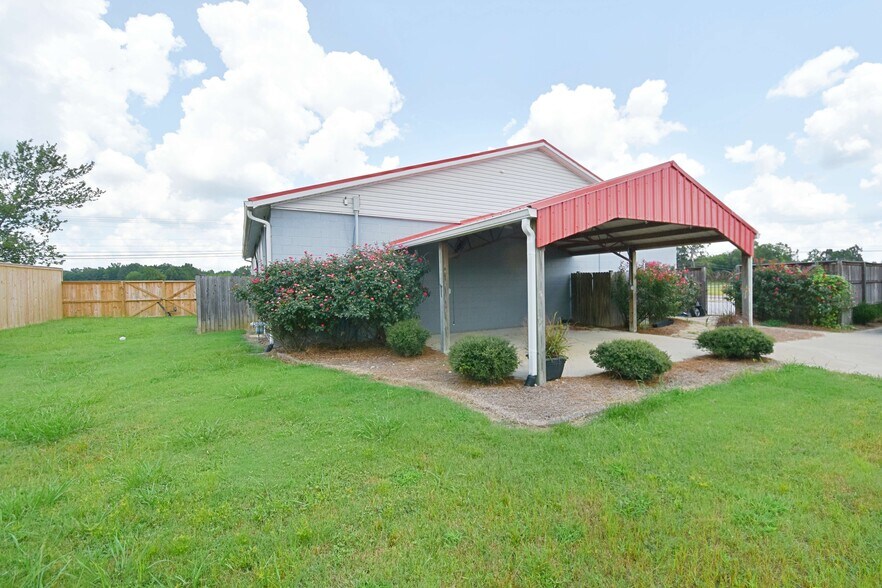 More Photos Of 833 Old Highway 45, Saltillo Freestanding For Lease