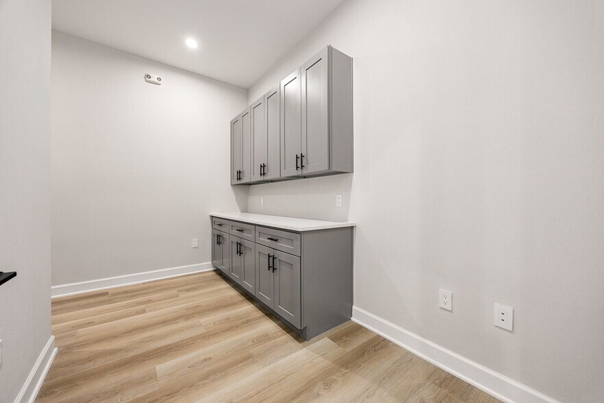 More Photos Of 1325 Main Street, Katy Medical For Sale