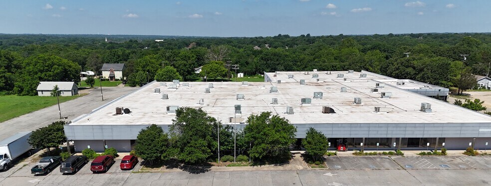 More Photos Of 3101 Woodlawn Blvd, Denison Flex For Lease