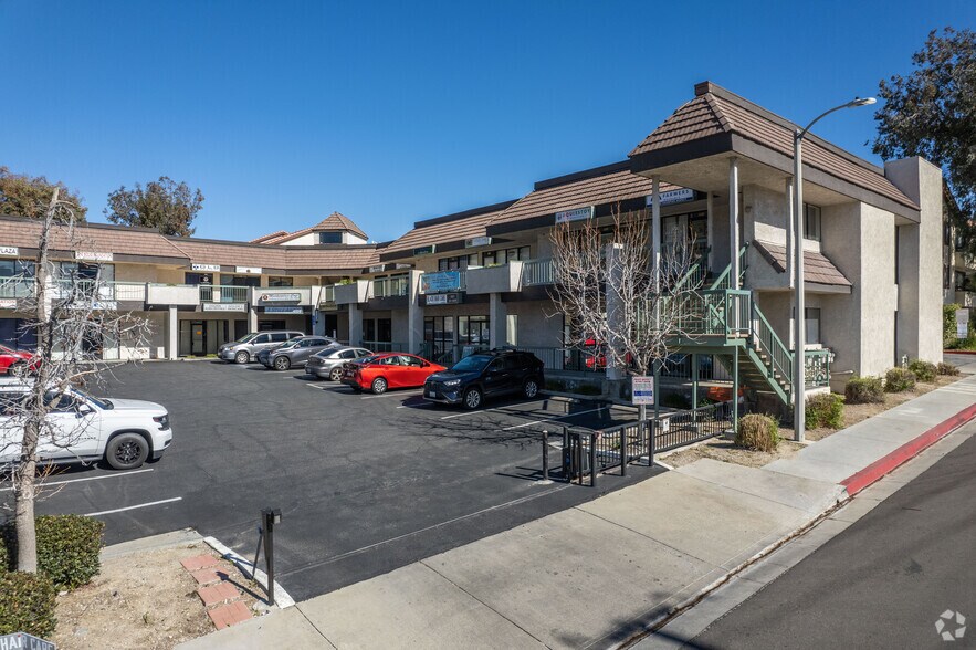 More Photos Of 18333 Dolan Way, Santa Clarita Storefront Retail Office For Lease