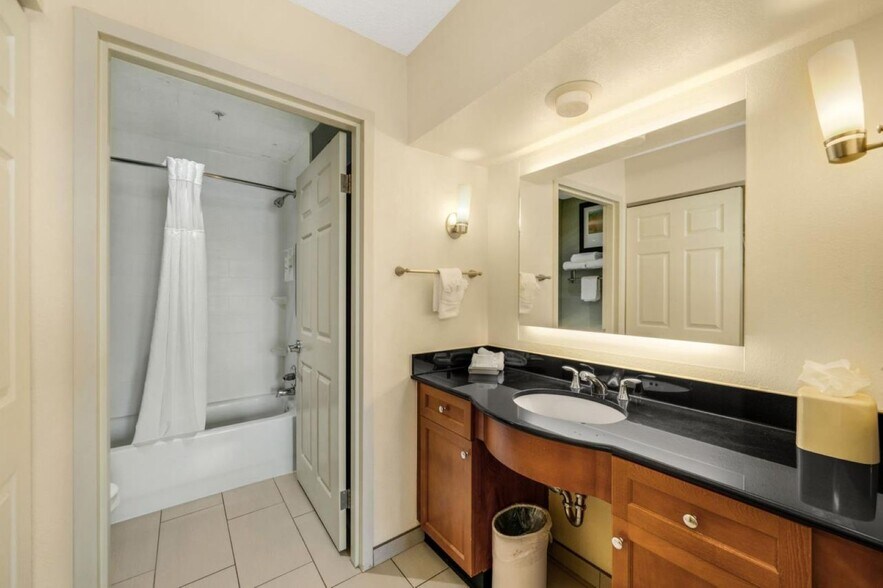 More Photos Of 9169 Markville Dr, Dallas Hotel For Sale