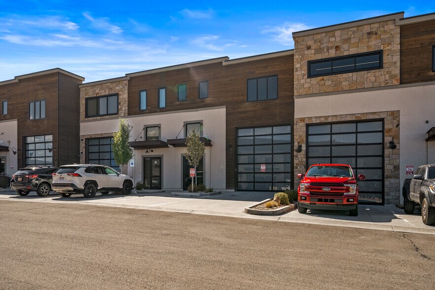 More Photos Of 4554 Forestdale Dr, Park City Light Manufacturing For Sale