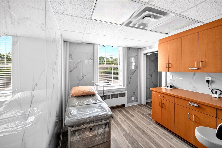 More Photos Of 155 W Merrick Rd, Freeport Medical For Lease