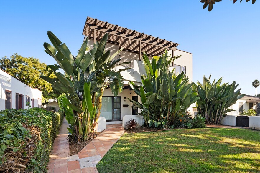 More Photos Of 1208 Poinsettia Dr, West Hollywood Apartments For Sale
