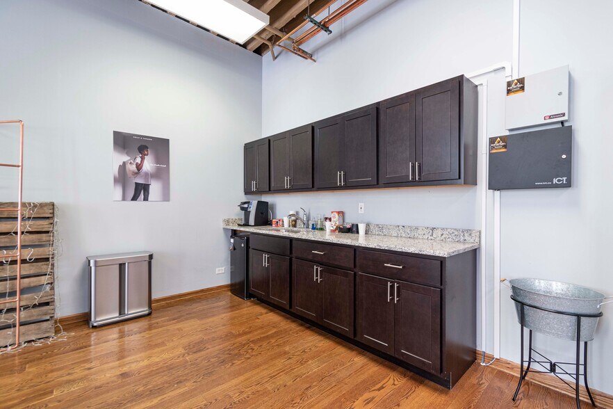 More Photos Of 11 E Hubbard St, Chicago Office For Lease