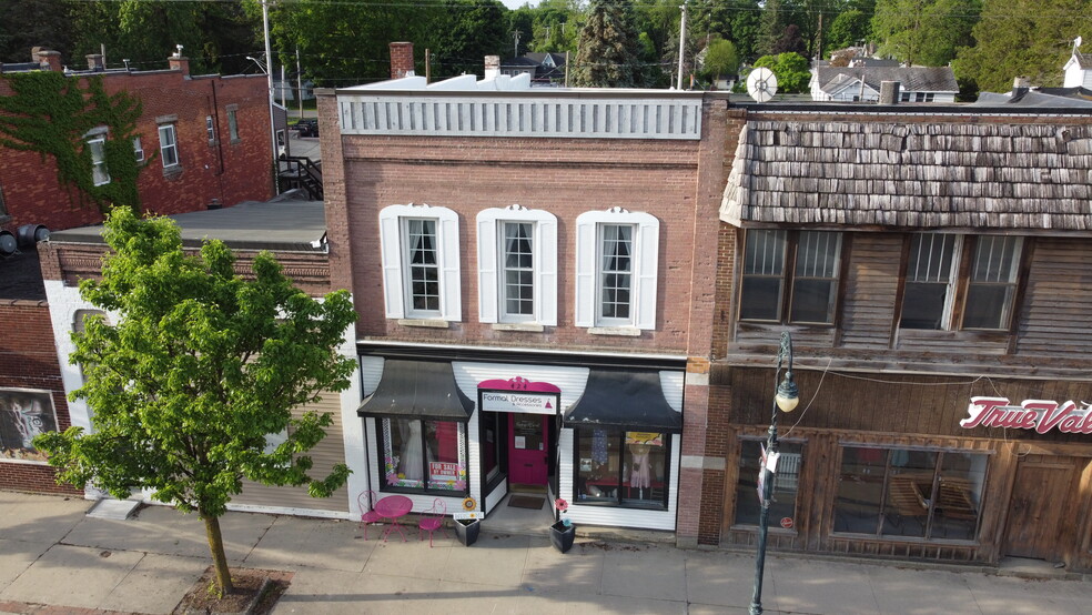 Primary Photo Of 424 Main St, Edmore Storefront For Sale