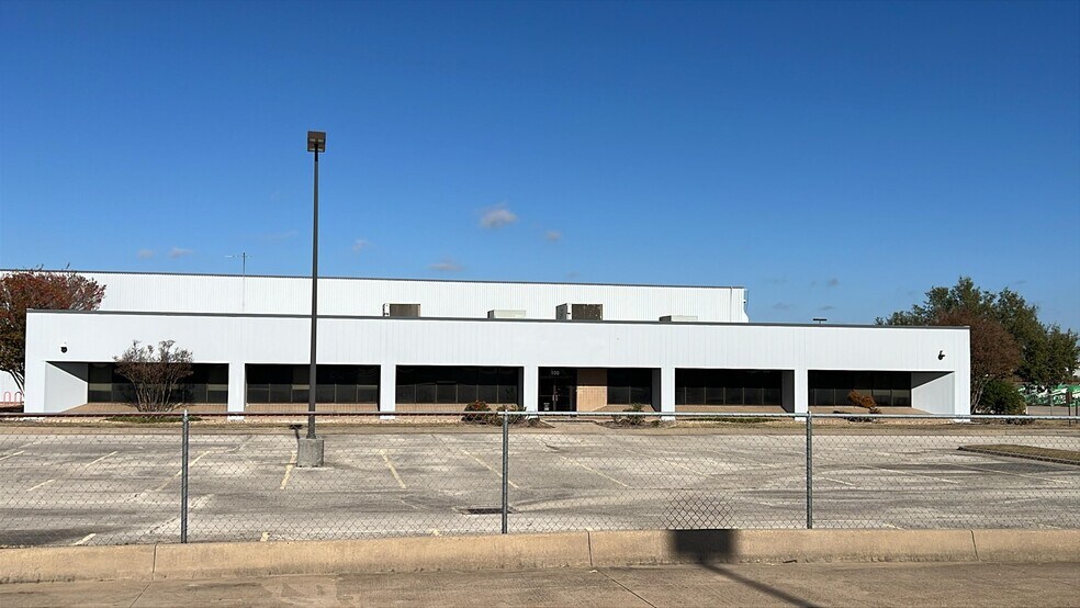More Photos Of 2200 S Business 45, Corsicana Distribution For Lease