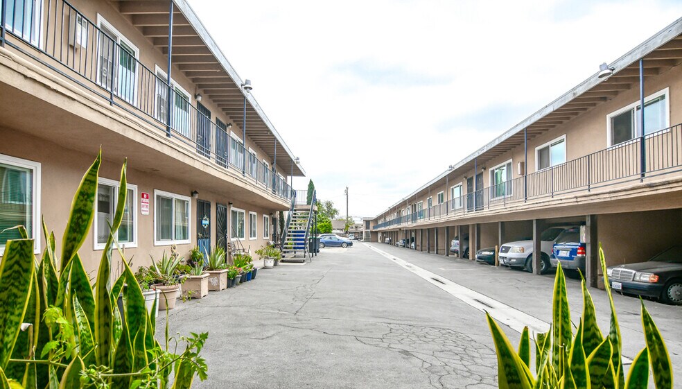 More Photos Of 1003 W Bishop St, Santa Ana Apartments For Sale