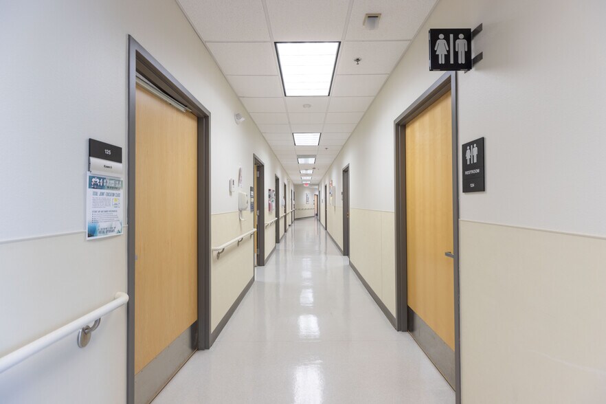 More Photos Of 945 Tower Dr, Waterloo Medical For Lease