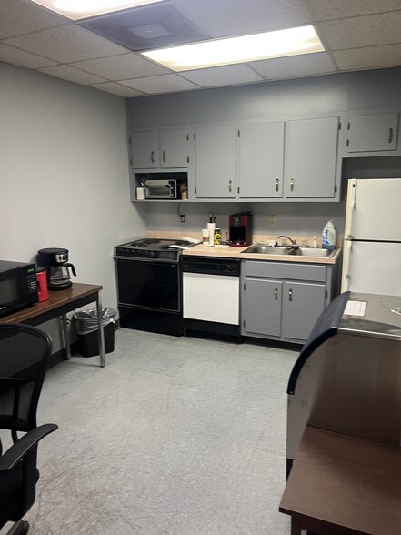 More Photos Of 4815 Commerce Dr, Trussville Manufacturing For Sale