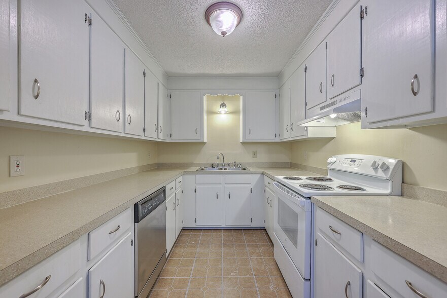 More Photos Of 106 Mayrant St, Summerville Office For Sale