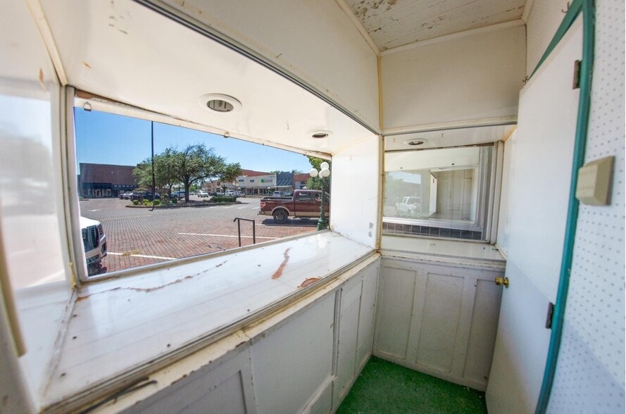 More Photos Of 1222 Main St, Commerce General Retail For Sale
