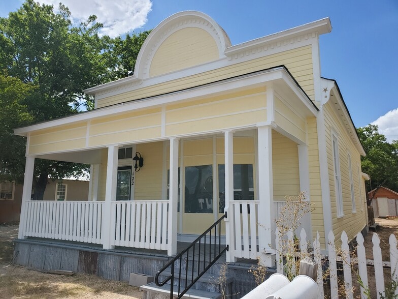 More Photos Of 122 W Seguin St, Marion Freestanding For Lease