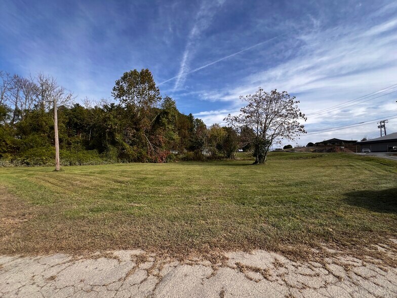 More Photos Of 614 S Grove St, Hendersonville Industrial For Sale