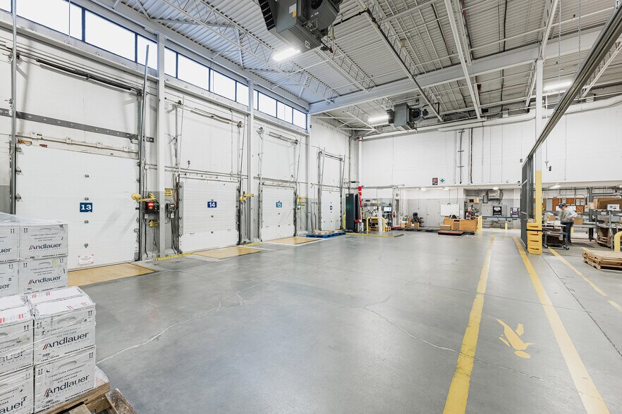 More Photos Of 1375 Rue Newton, Boucherville Warehouse For Lease