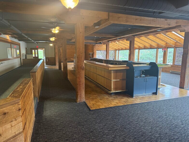 More Photos Of 712 Riverfront Dr, Sheboygan Office For Lease