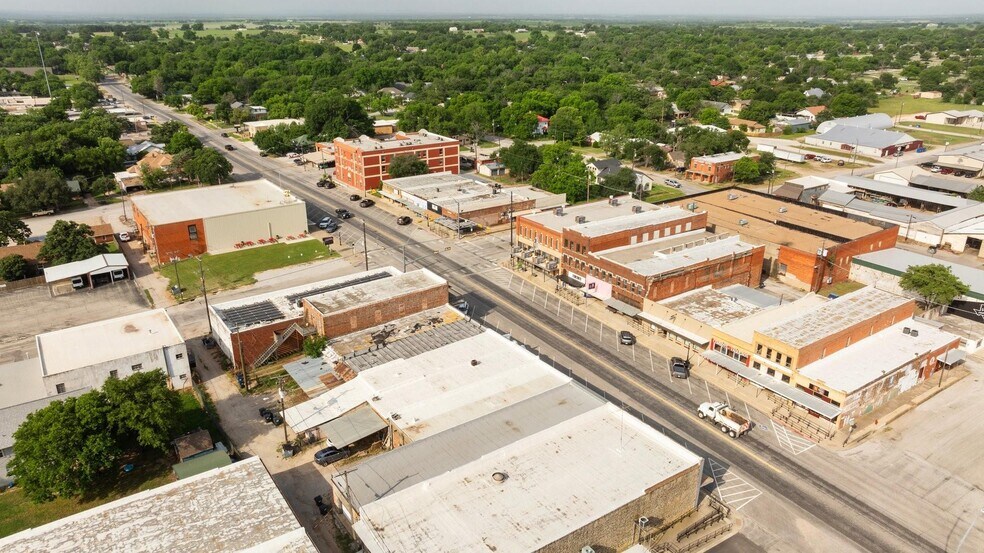 More Photos Of 133 N Texas St, De Leon Storefront For Sale