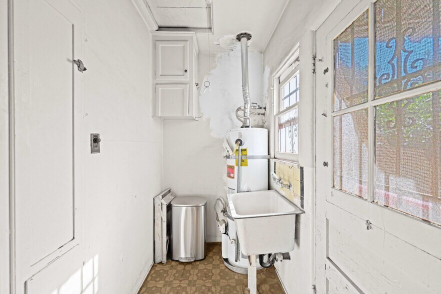 More Photos Of 2106 Valentine St, Los Angeles Apartments For Sale