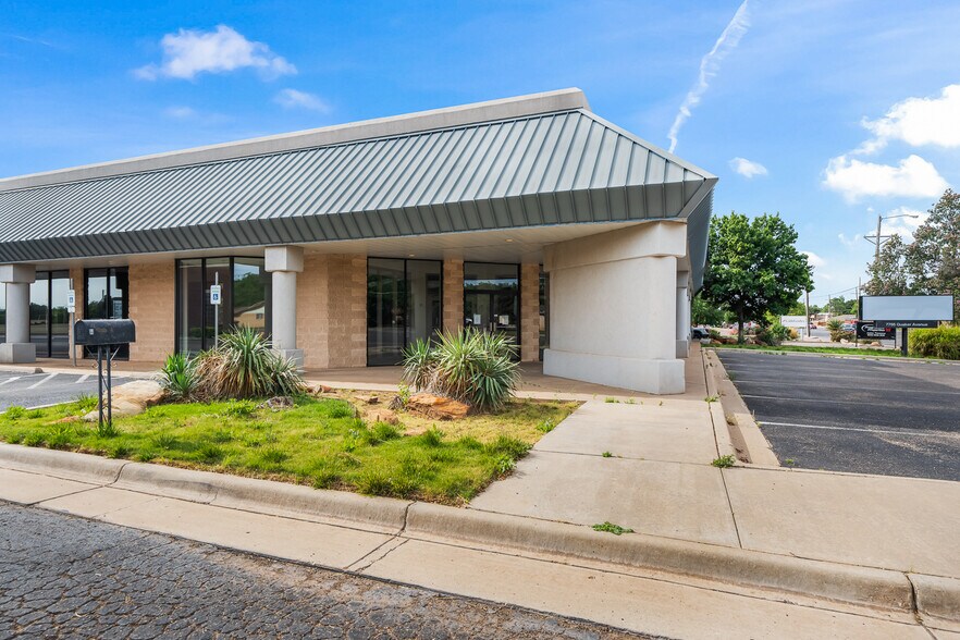 More Photos Of 7705 Quaker Ave, Lubbock Freestanding For Sale