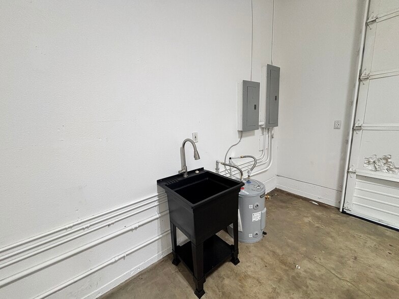 More Photos Of 446 McClaine St, Silverton Warehouse For Lease