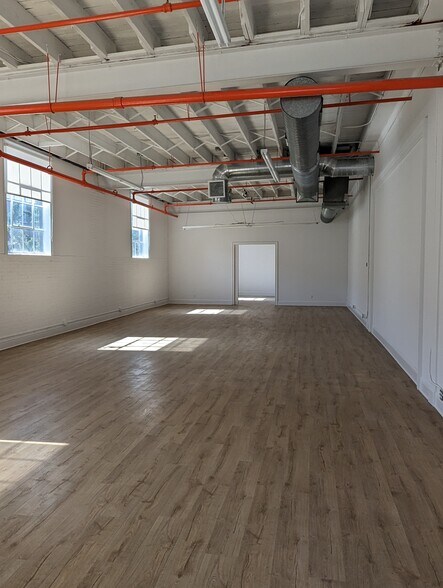 More Photos Of 583 Pacific St, Stamford Freestanding For Lease