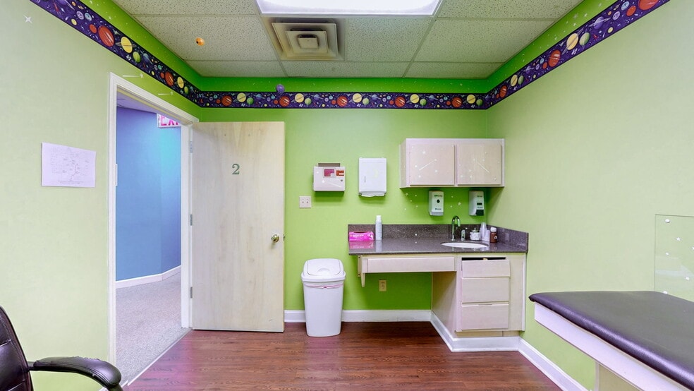 More Photos Of 1701 Spring St, Jeffersonville Medical For Sale