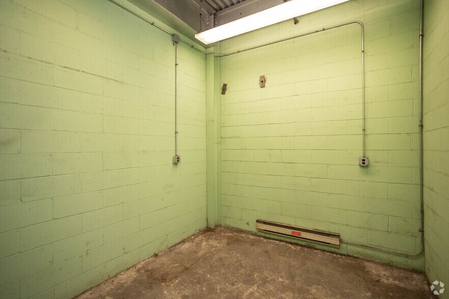 More Photos Of 11 E 2nd St, Mineola Warehouse For Lease