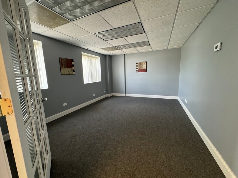 More Photos Of 189 Poplar Pl, North Aurora Warehouse For Lease