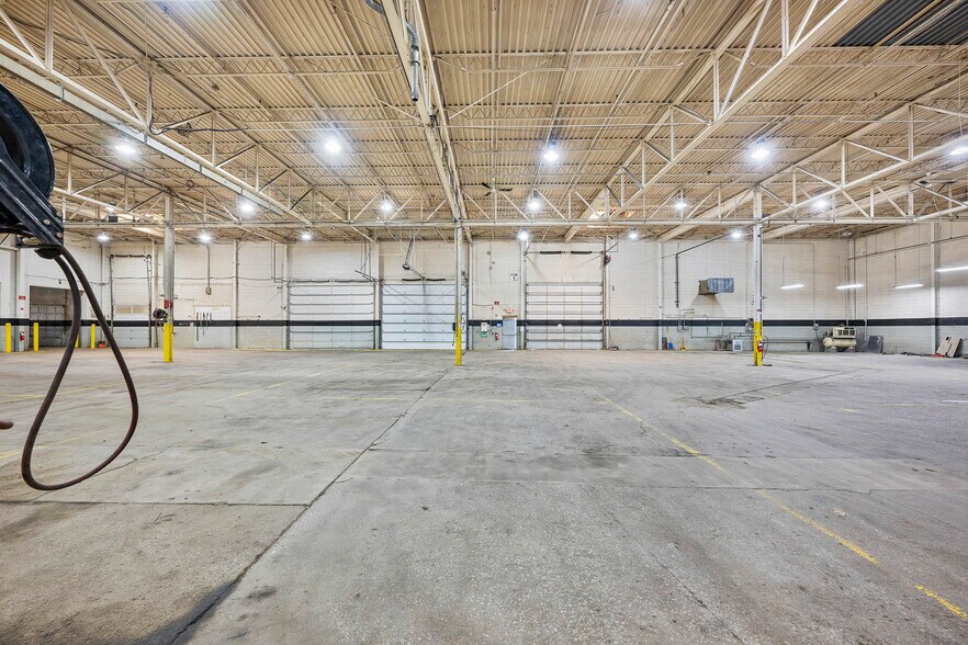 More Photos Of 2727 S Beech Daly Rd, Dearborn Heights Warehouse For Lease