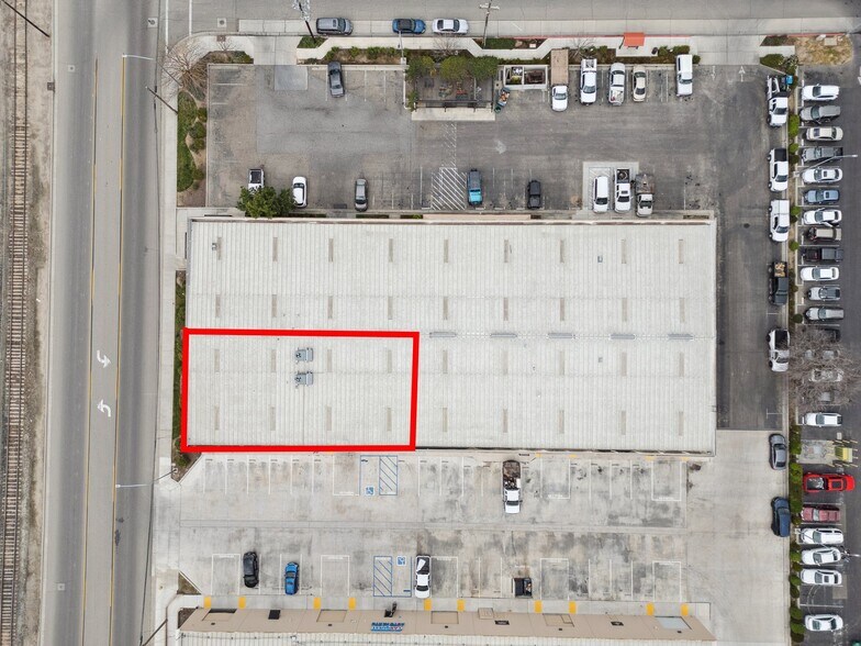 More Photos Of 311 S Pine St, Madera Showroom For Lease